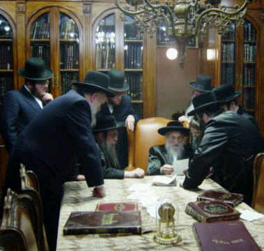 באזיך פין האדמו_ר מספינקא בעל דובר מישירים. לינקס הב' שווארץ ברידער פינעם בחור.jpg